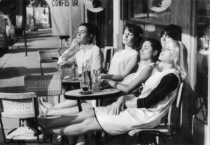 La rétrospective Doisneau au musée Maillol dévoile un regard tendre et lucide sur le réel, entre scènes familières, gravité sociale et poésie discrète