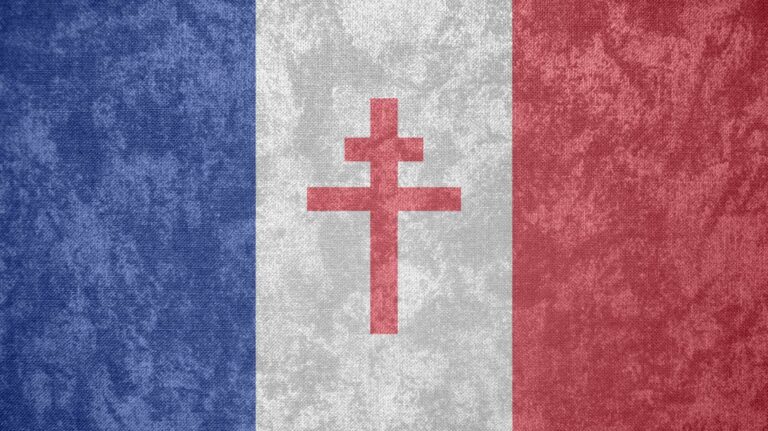 France Libre transforme un porte-avions en récit : un nom qui active mythe, simulacre et résonance pour projeter une souveraineté lisible et partagée.