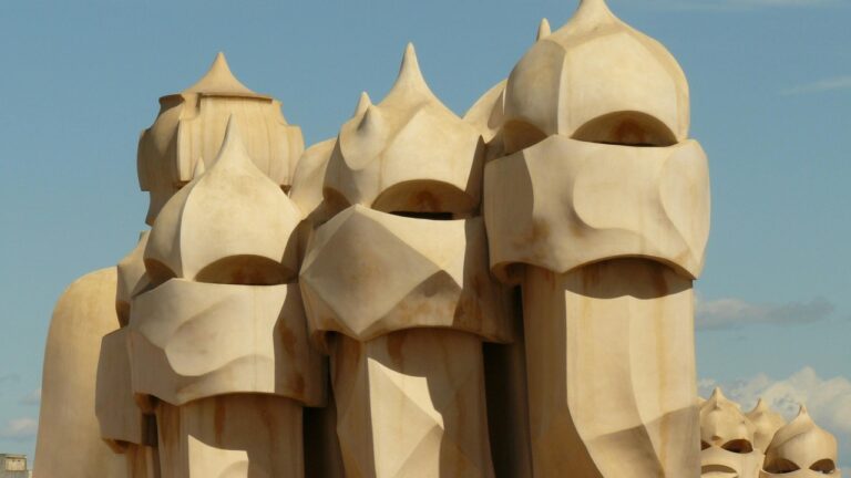Gaudí a passé 50 ans sur un projet inachevé devenu l'attraction la plus visitée d'Europe. Votre plan triennal fait pâle figure face à cette leçon de patience.