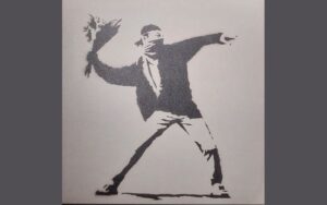 Au 44 Faubourg Montmartre, le musée Banksy recrée fresques et contextes sonores, préservant la rage punk d’un art de rue devenu archive militante