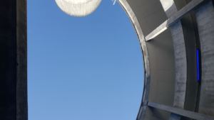 Espaces de transit vidés, temps suspendu, trajectoires floues : les espaces-seuils révèlent une tendance lourde. Une grammaire visuelle de l’entre-deux.