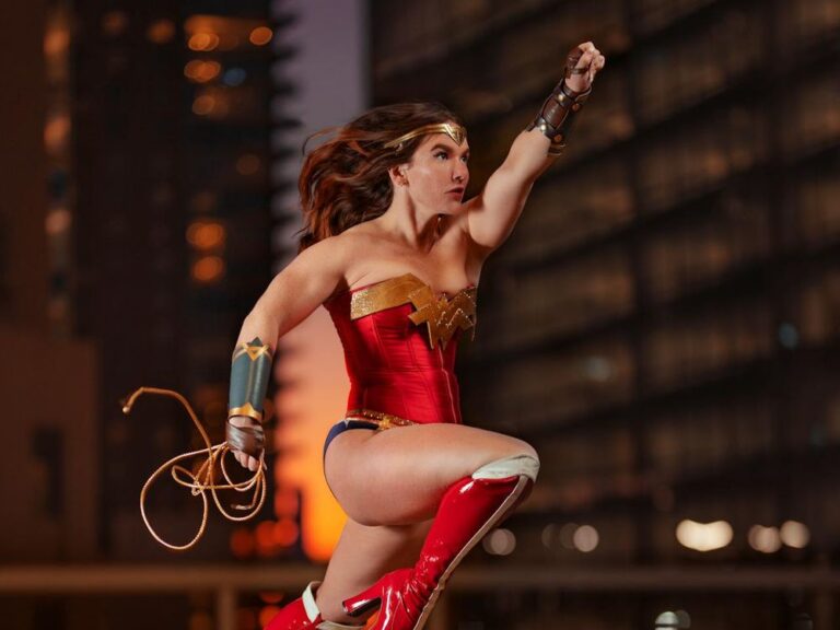 Wonder Woman, symbole du pouvoir féminin, réconcilie sensualité et féminisme, offrant un regard nuancé sur la complexité des héroïnes modernes