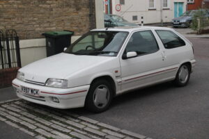 Dans un hangar breton, on répare des Citroën ZX entre voisins. Moins un culte de la voiture qu'une liberté devenue rare : avoir prise sur ce qu'on possède.